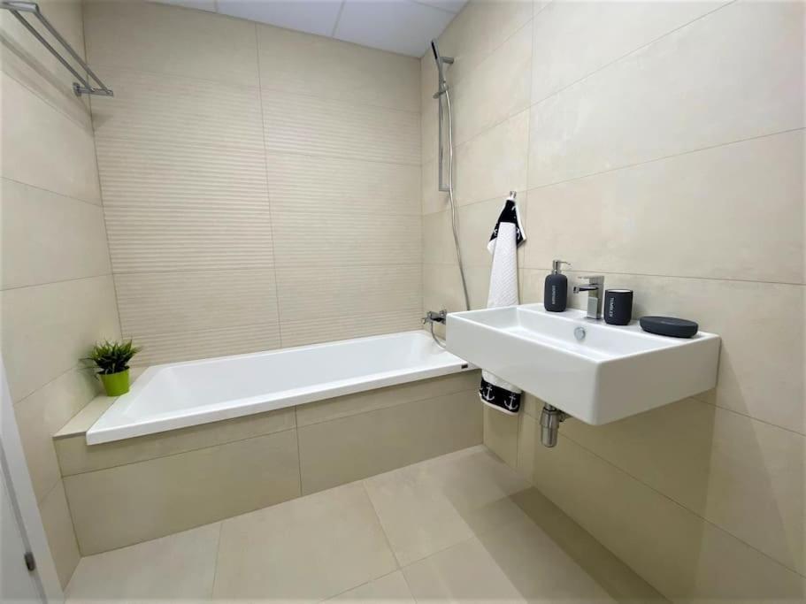 Luxurious Penthouse With Huge Panoramic Terrace Appartement San Roque  Buitenkant foto