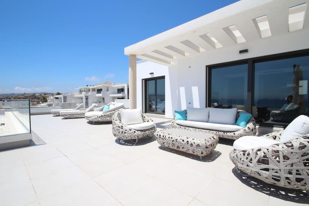 Luxurious Penthouse With Huge Panoramic Terrace Appartement San Roque  Buitenkant foto