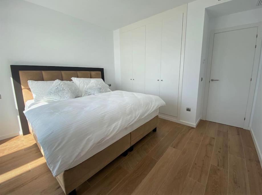 Luxurious Penthouse With Huge Panoramic Terrace Appartement San Roque  Buitenkant foto